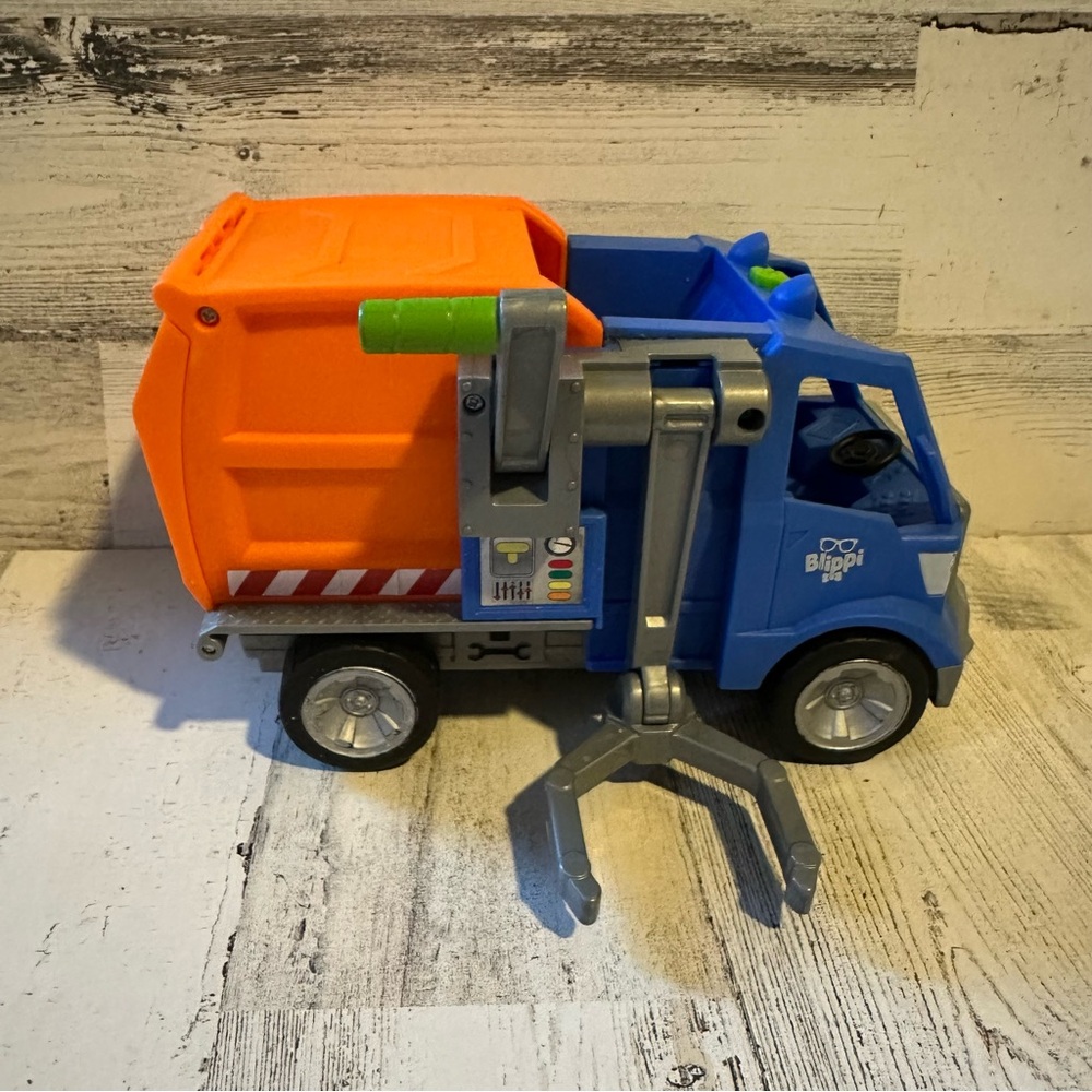 Jazwares BLIPPI Talking Recycling Truck Garbage Recycle Vehicle